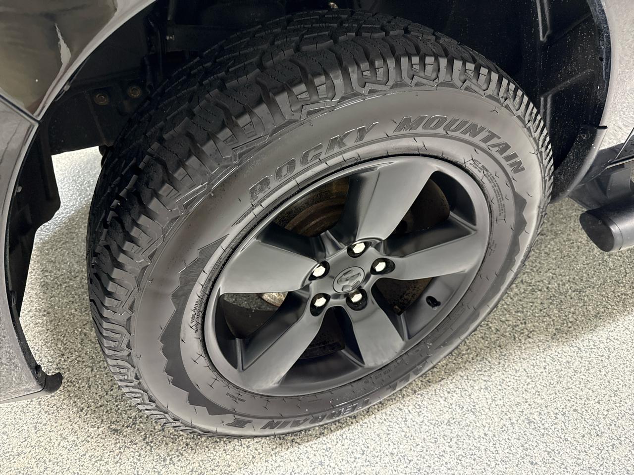 RAM 1500 Express 4x4 Crew Cab 5'7" Box 2017