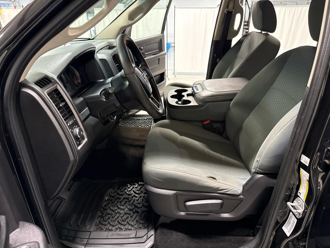 RAM 1500 Express 4x4 Crew Cab 5'7" Box 2017