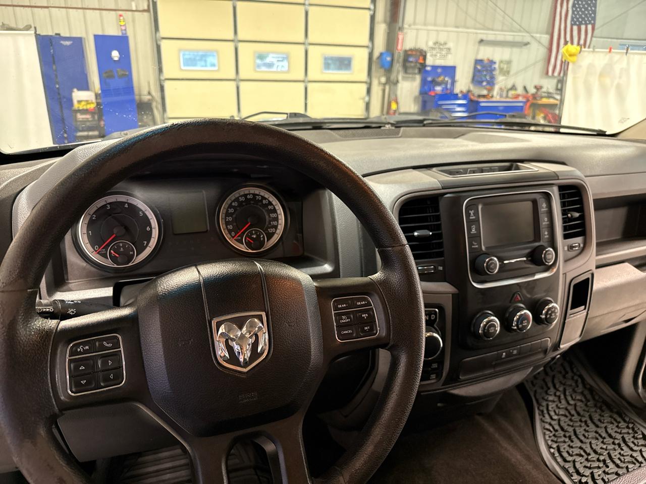 RAM 1500 Express 4x4 Crew Cab 5'7" Box 2017