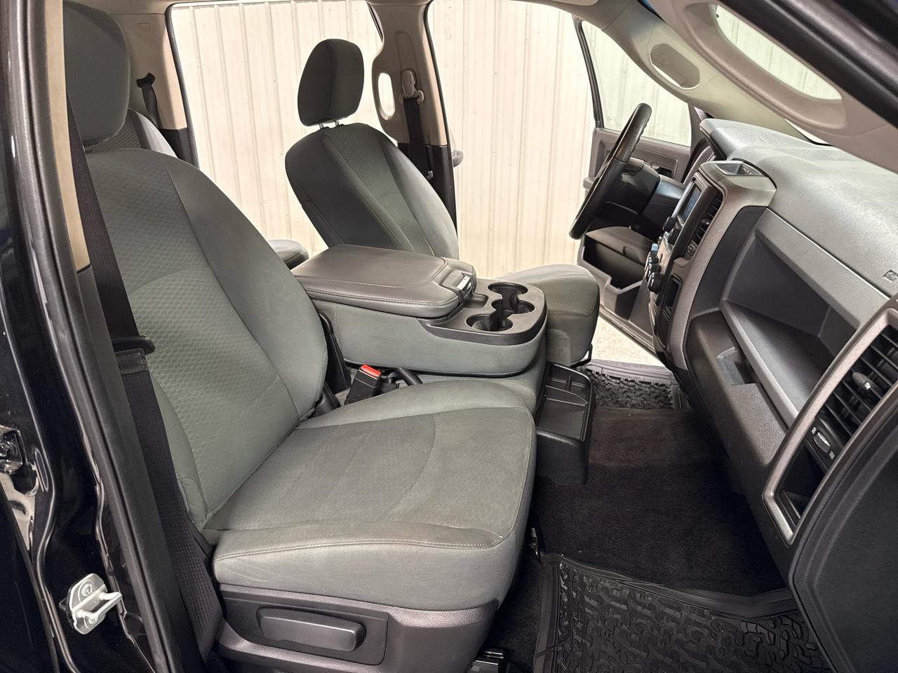 RAM 1500 Express 4x4 Crew Cab 5'7" Box 2017