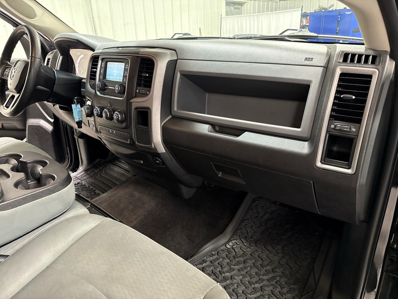 RAM 1500 Express 4x4 Crew Cab 5'7" Box 2017