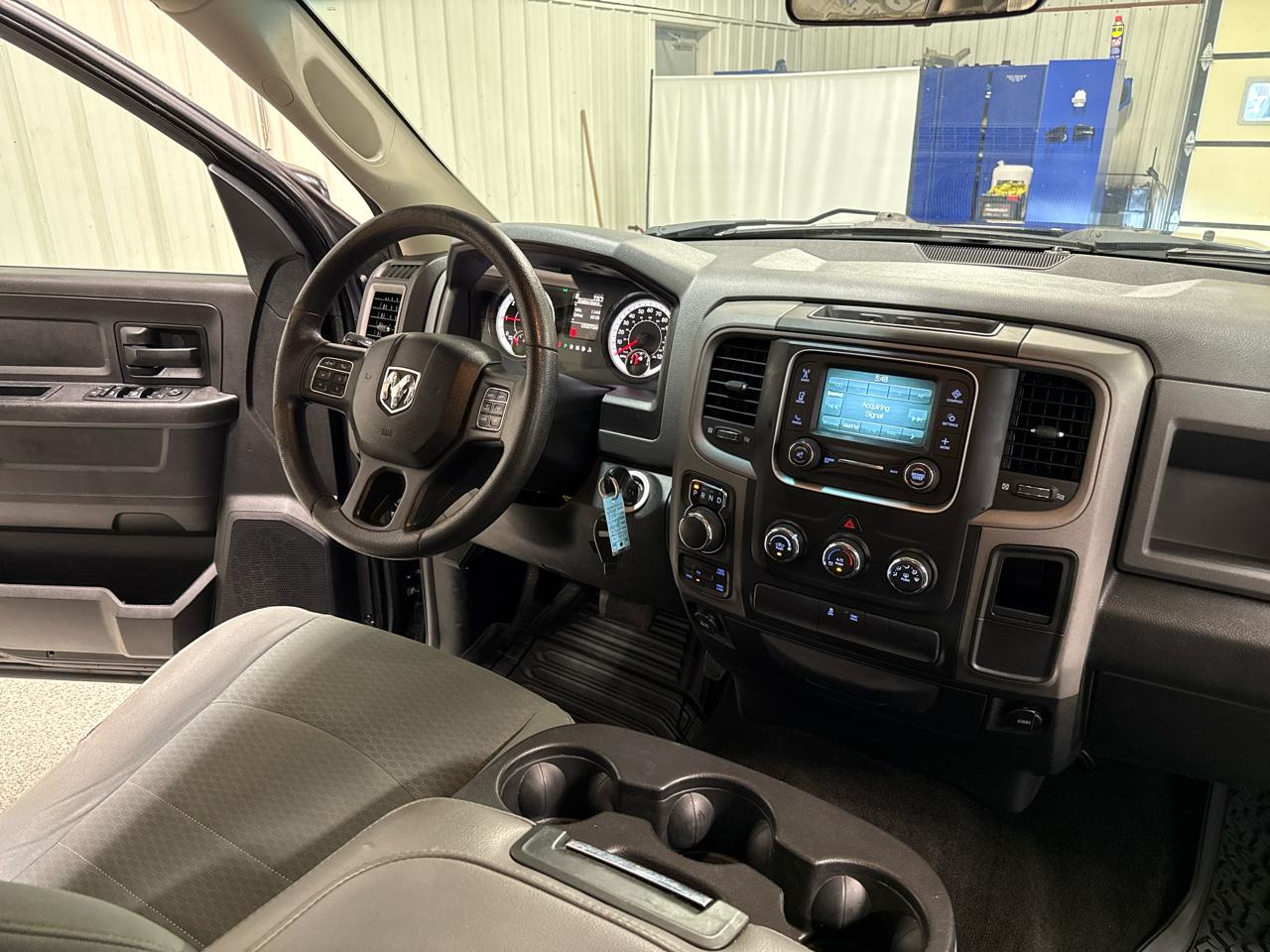 RAM 1500 Express 4x4 Crew Cab 5'7" Box 2017