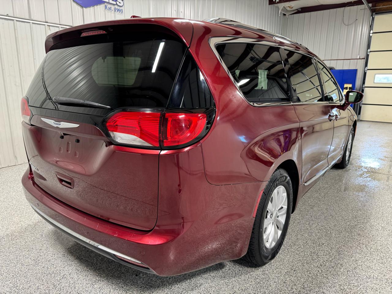 Chrysler Pacifica Touring L FWD 2019