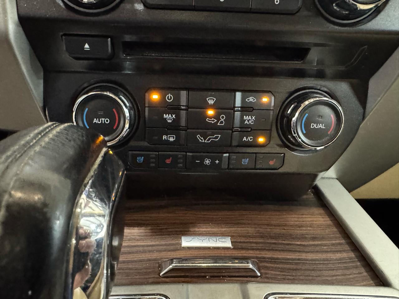 Ford F-150 4WD SuperCab 145" Lariat 2015