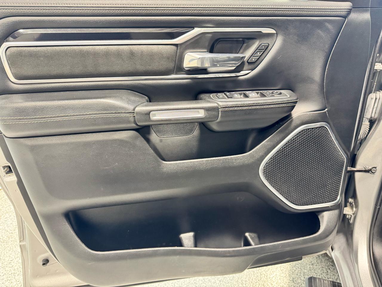 RAM 1500 Laramie 4x4 Crew Cab 5'7" Box 2021
