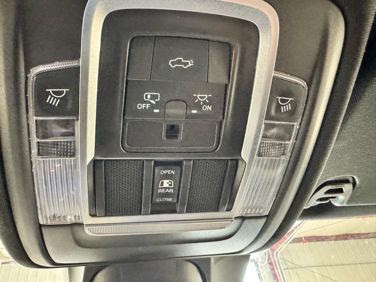 RAM 1500 Laramie 4x4 Crew Cab 5'7" Box 2021