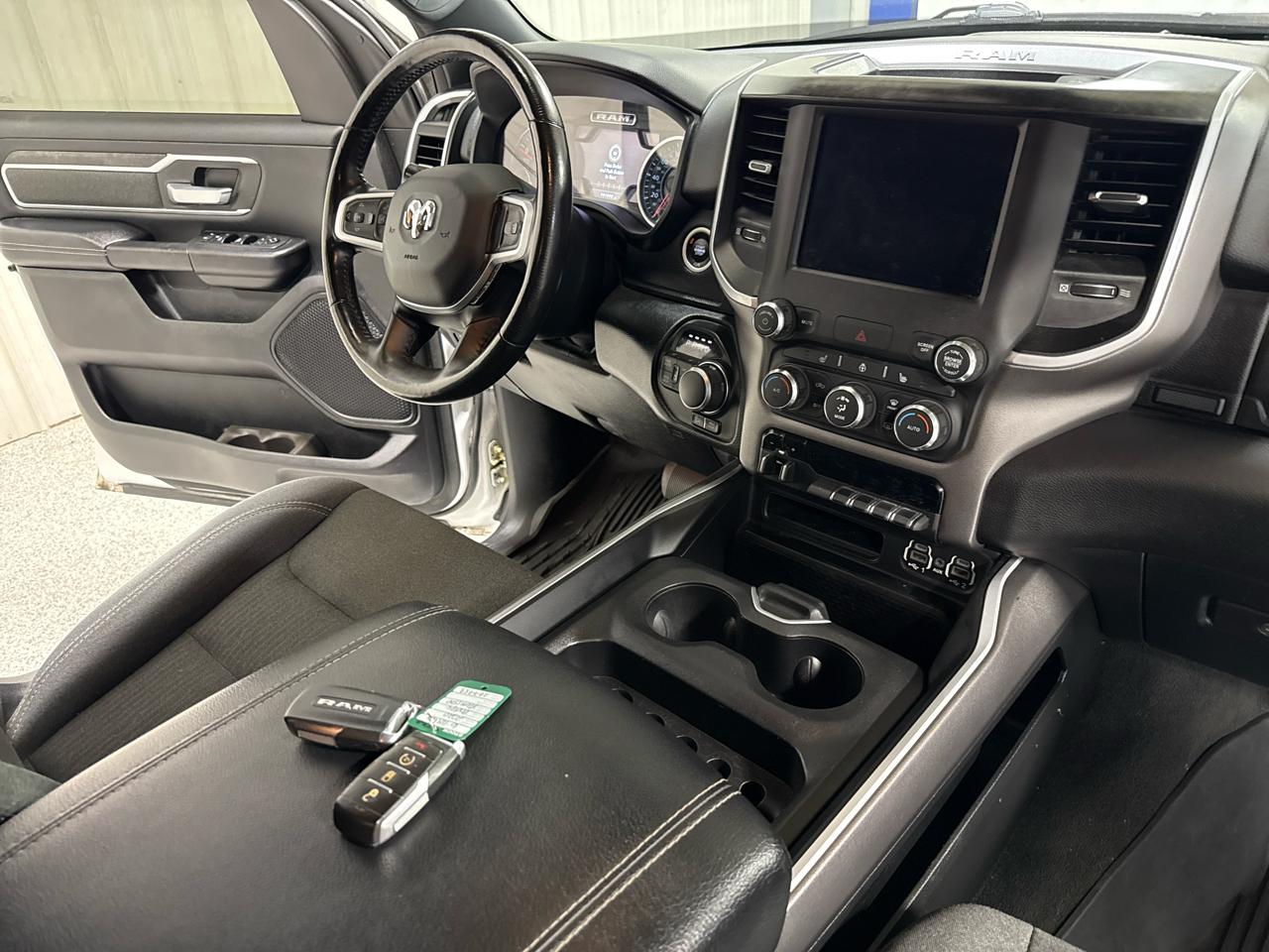 RAM 1500 Big Horn 4x4 Crew Cab 6'4" Box 2020