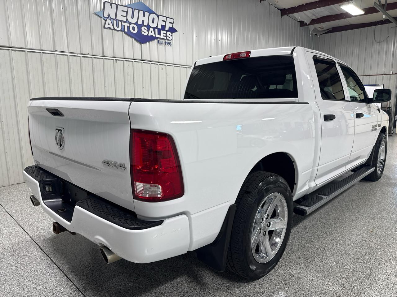 RAM 1500 4WD Crew Cab 140.5" Express 2015