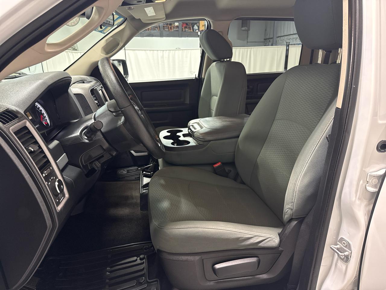 RAM 1500 4WD Crew Cab 140.5" Express 2015
