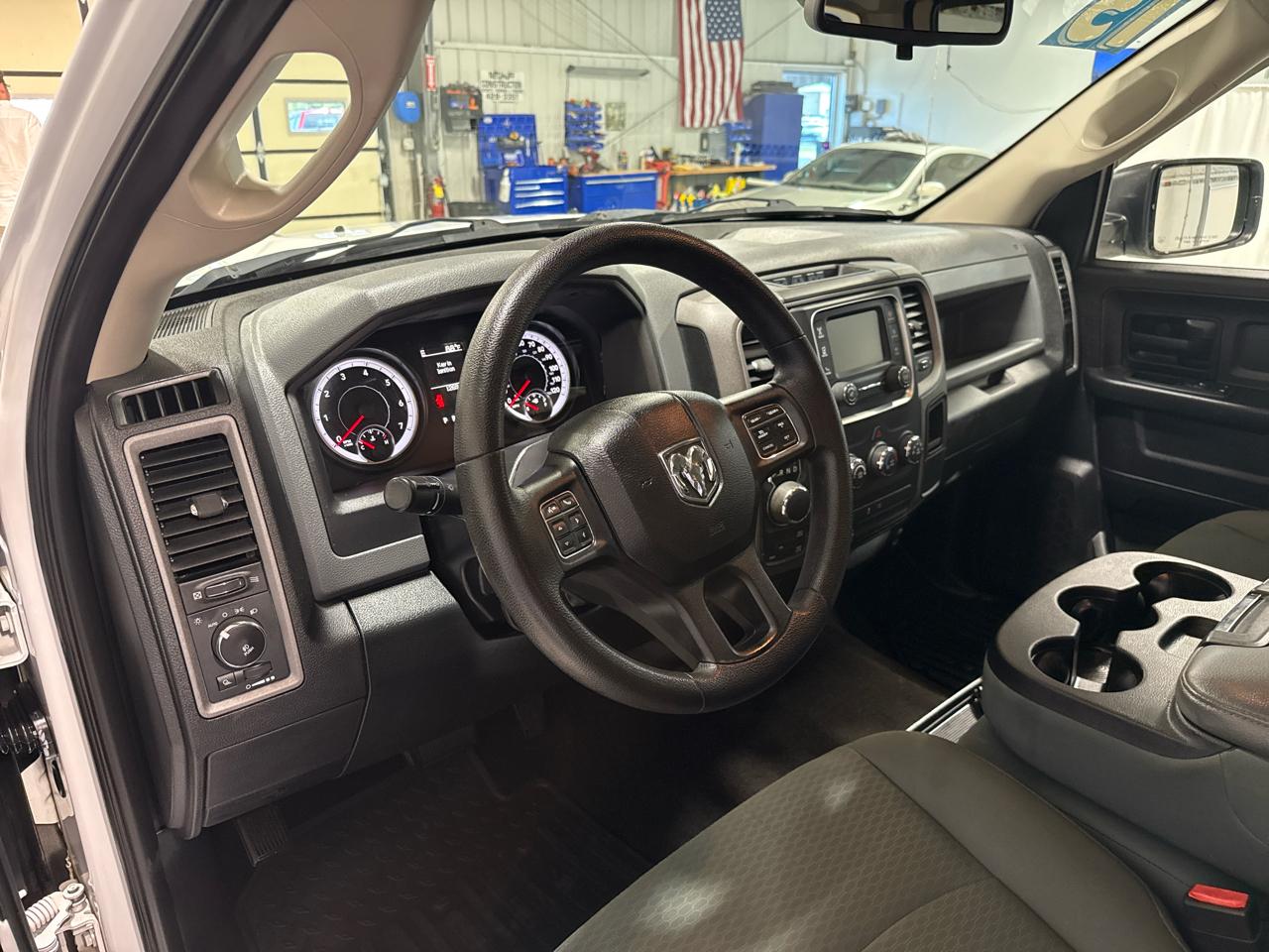 RAM 1500 4WD Crew Cab 140.5" Express 2015
