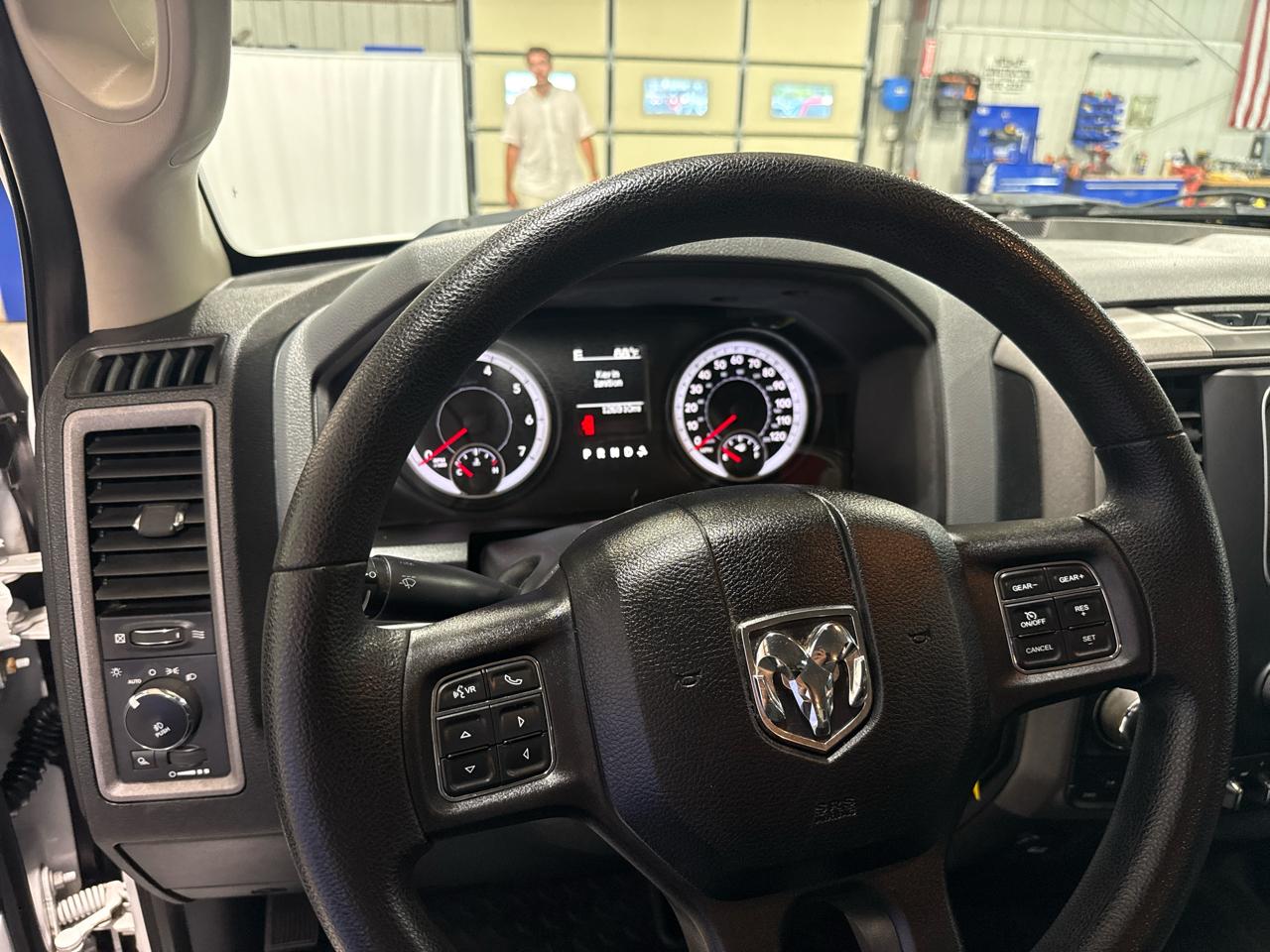 RAM 1500 4WD Crew Cab 140.5" Express 2015