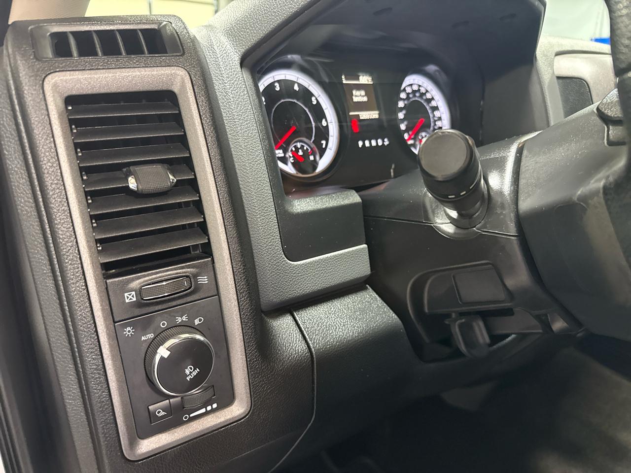 RAM 1500 4WD Crew Cab 140.5" Express 2015