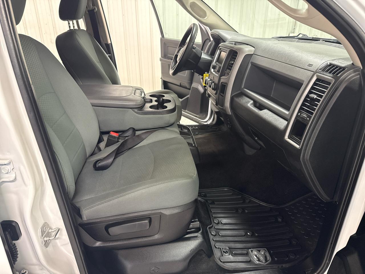 RAM 1500 4WD Crew Cab 140.5" Express 2015