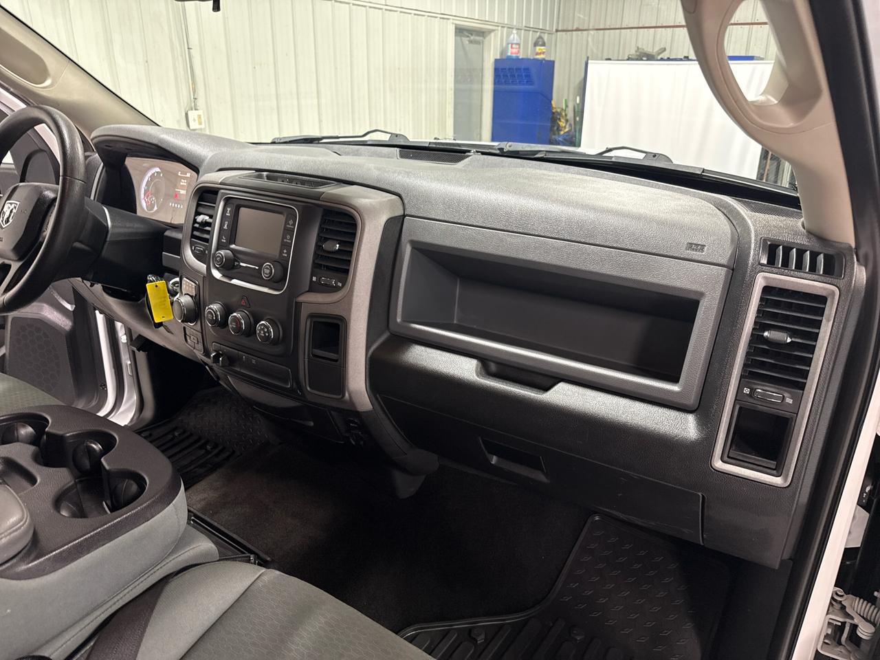 RAM 1500 4WD Crew Cab 140.5" Express 2015