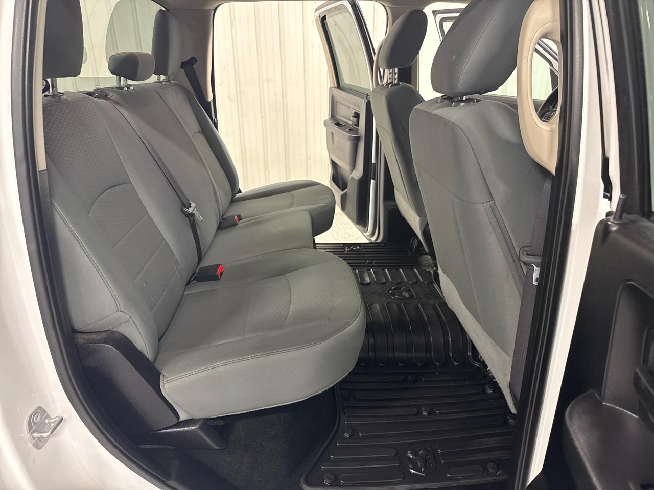 RAM 1500 4WD Crew Cab 140.5" Express 2015