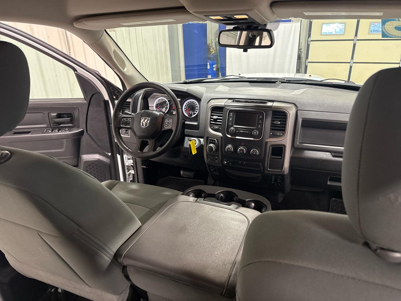 RAM 1500 4WD Crew Cab 140.5" Express 2015