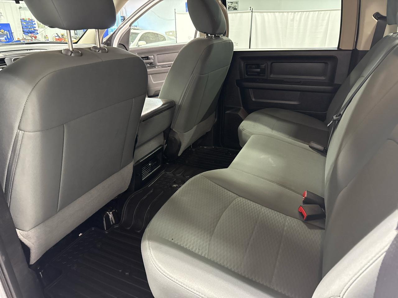 RAM 1500 4WD Crew Cab 140.5" Express 2015
