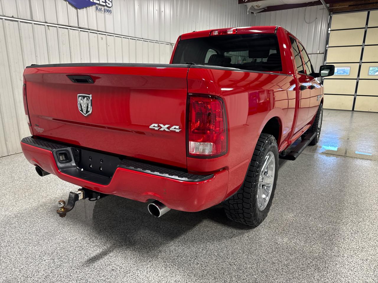 RAM 1500 Express 4x4 Crew Cab 5'7" Box 2017