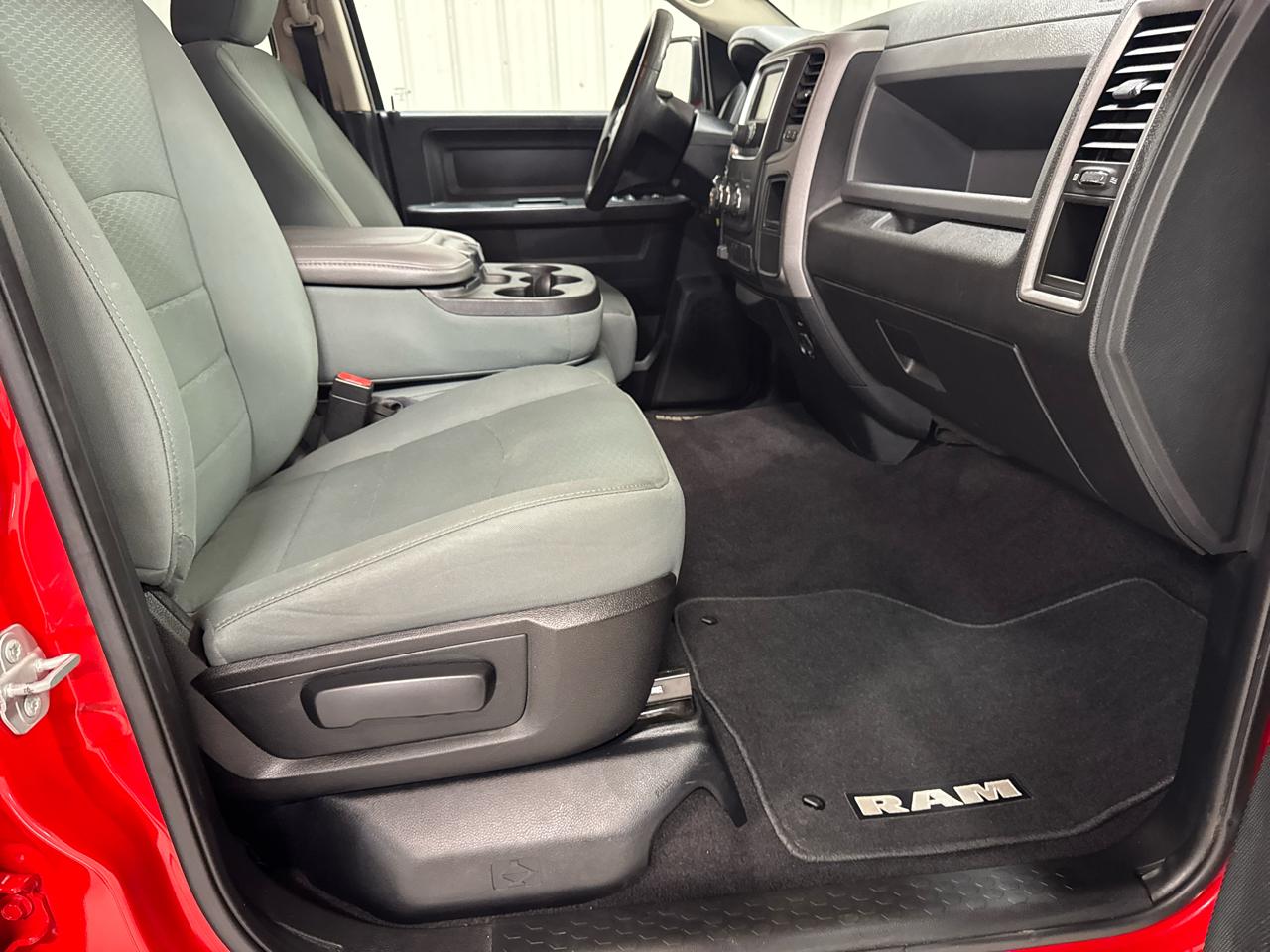 RAM 1500 Express 4x4 Crew Cab 5'7" Box 2017