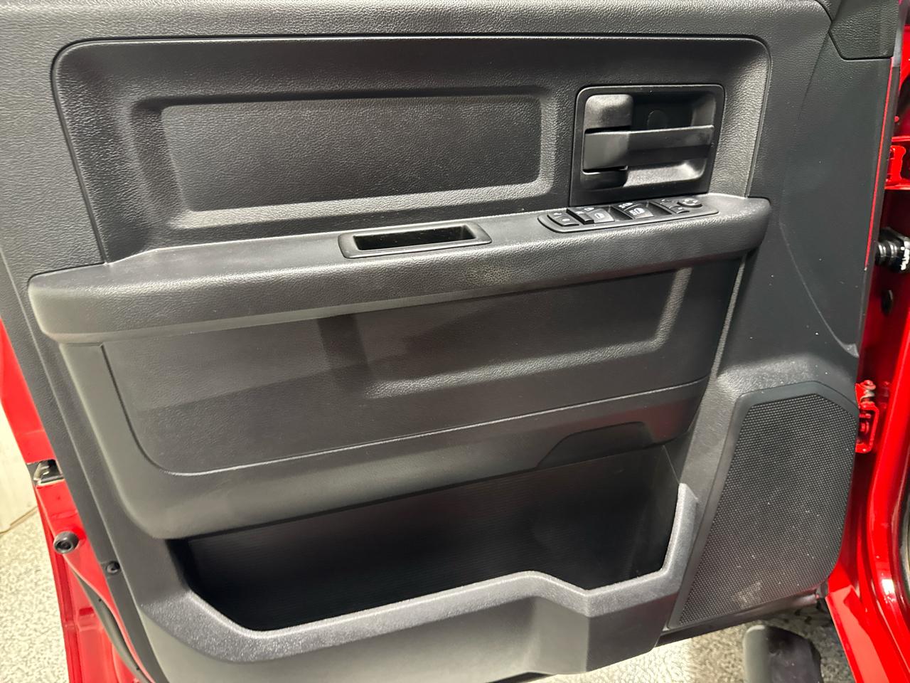 RAM 1500 Express 4x4 Crew Cab 5'7" Box 2017