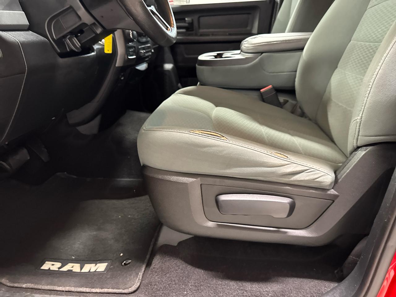 RAM 1500 Express 4x4 Crew Cab 5'7" Box 2017