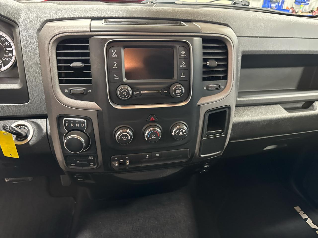 RAM 1500 Express 4x4 Crew Cab 5'7" Box 2017