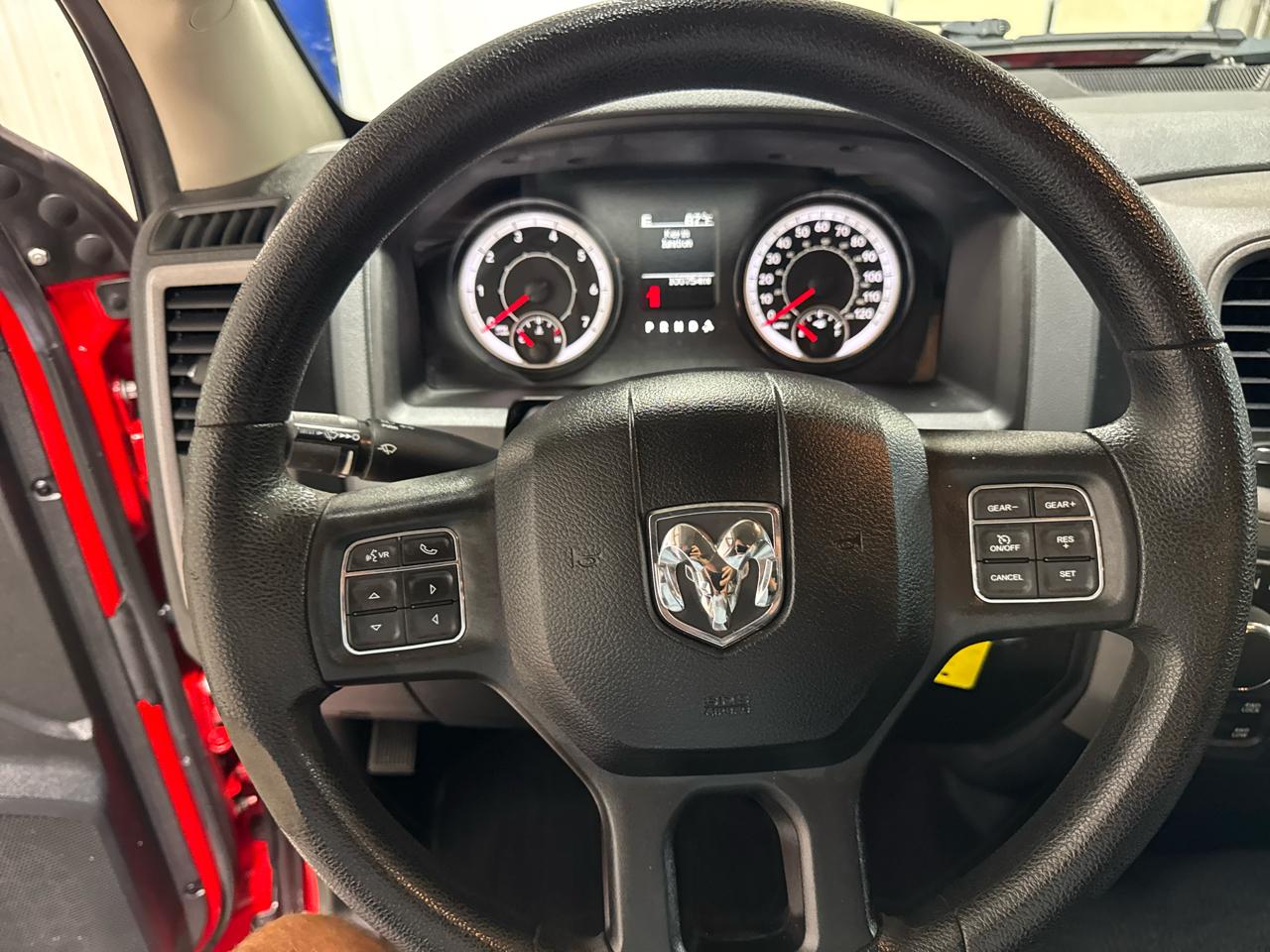 RAM 1500 Express 4x4 Crew Cab 5'7" Box 2017