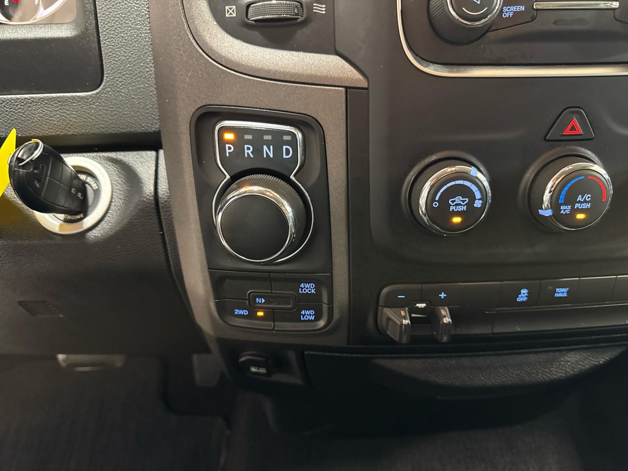 RAM 1500 Express 4x4 Crew Cab 5'7" Box 2017