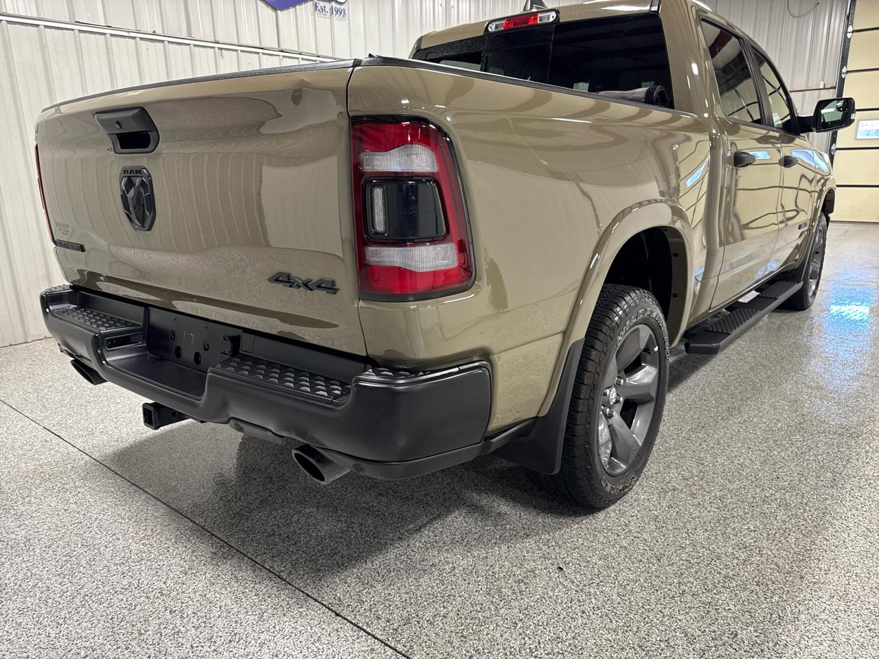 RAM 1500 Big Horn 4x4 Crew Cab 5'7" Box 2020