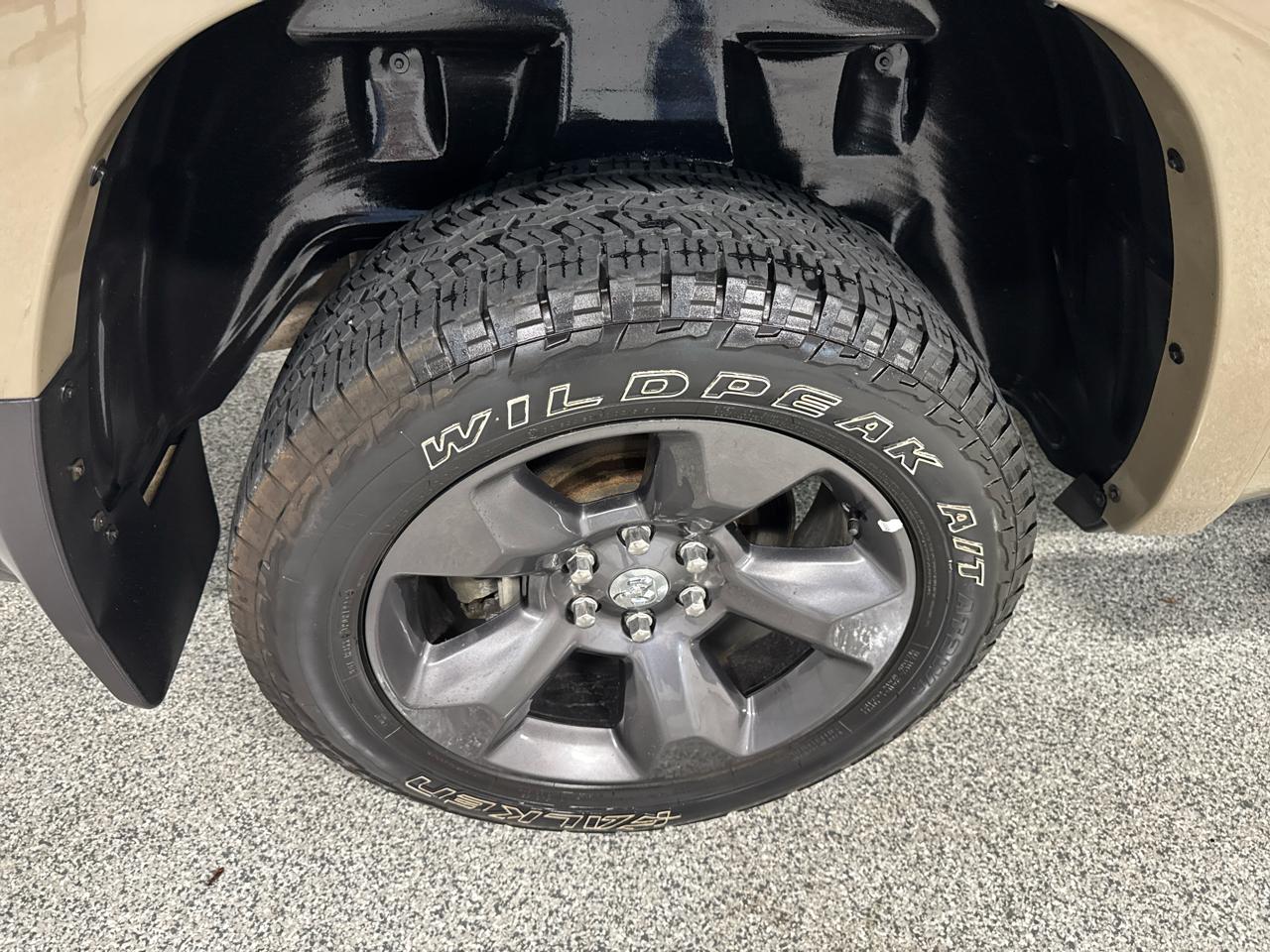 RAM 1500 Big Horn 4x4 Crew Cab 5'7" Box 2020