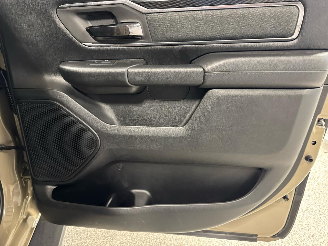 RAM 1500 Big Horn 4x4 Crew Cab 5'7" Box 2020