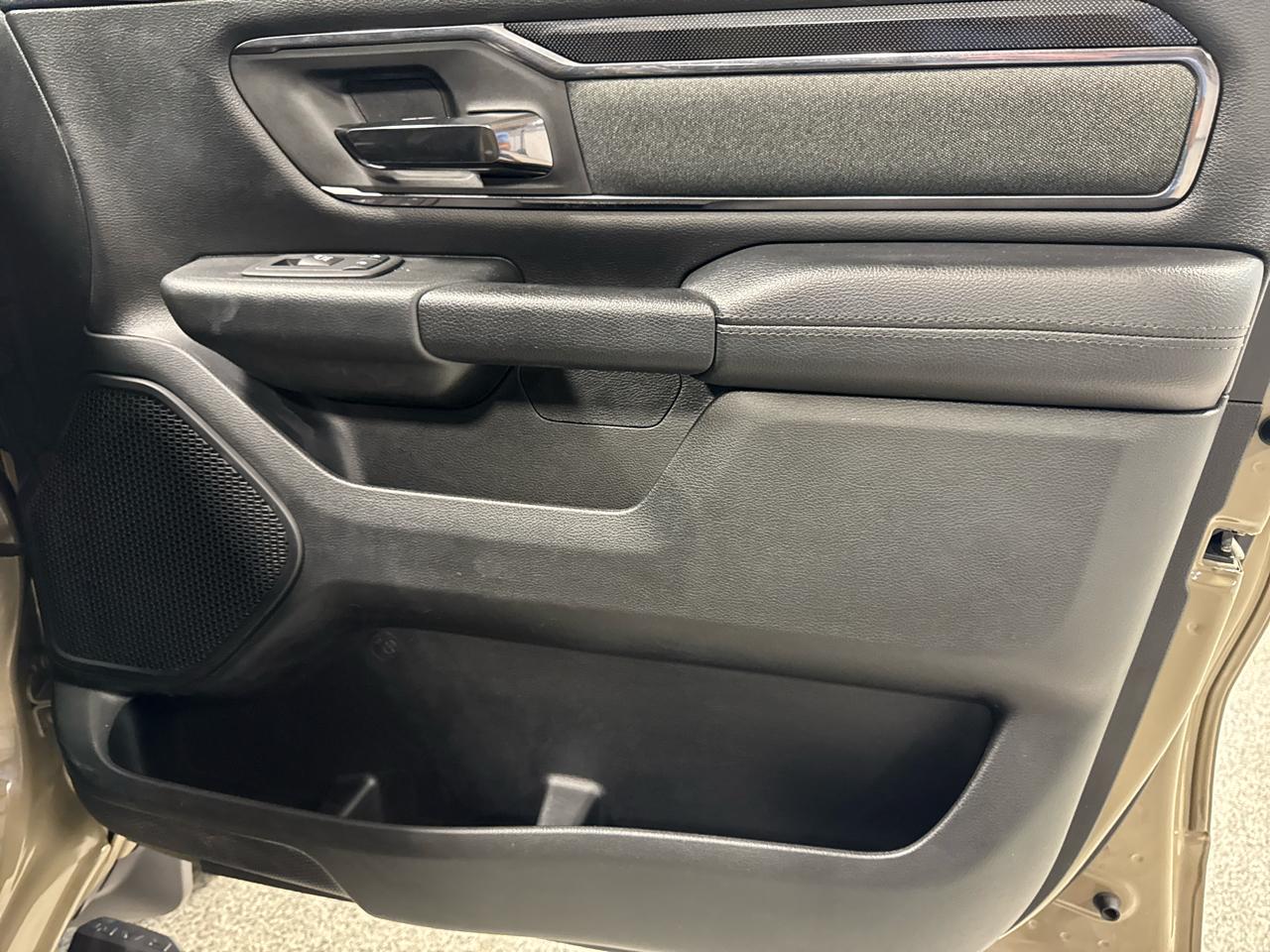 RAM 1500 Big Horn 4x4 Crew Cab 5'7" Box 2020