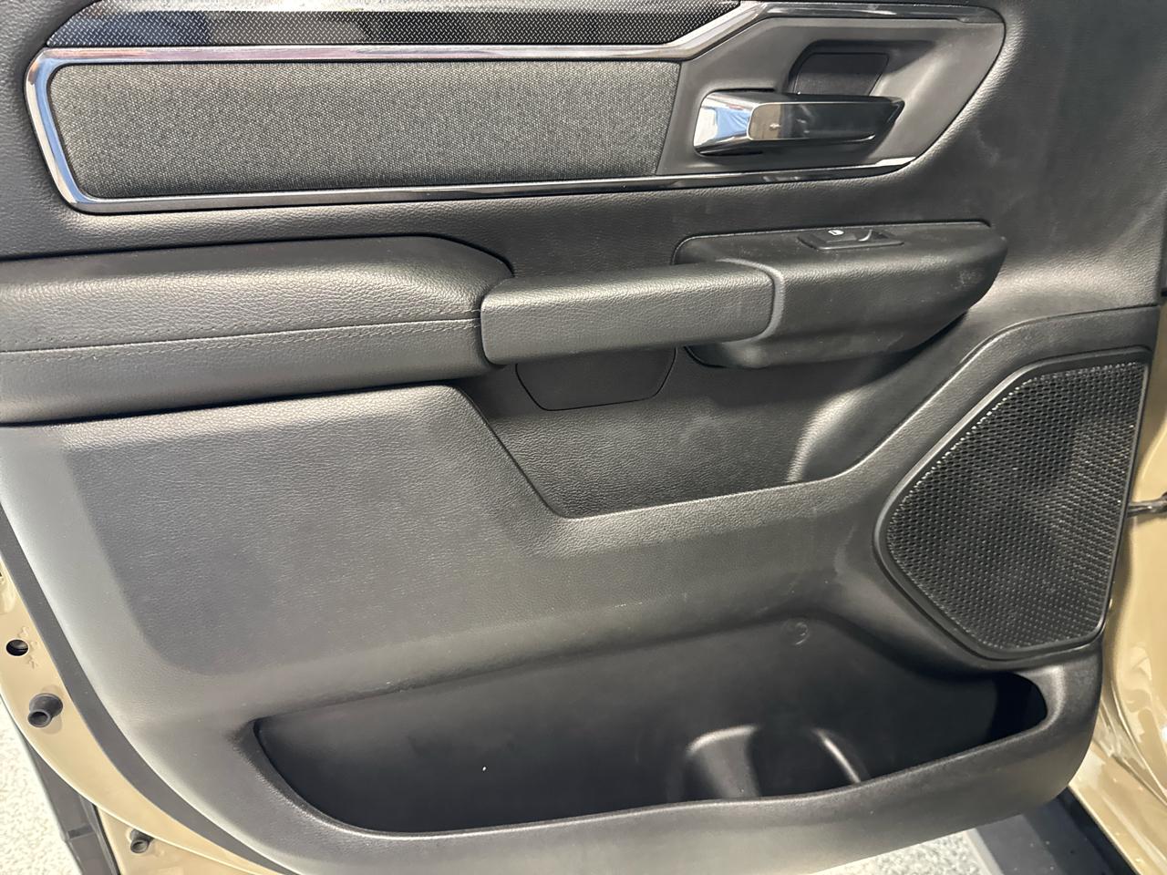 RAM 1500 Big Horn 4x4 Crew Cab 5'7" Box 2020