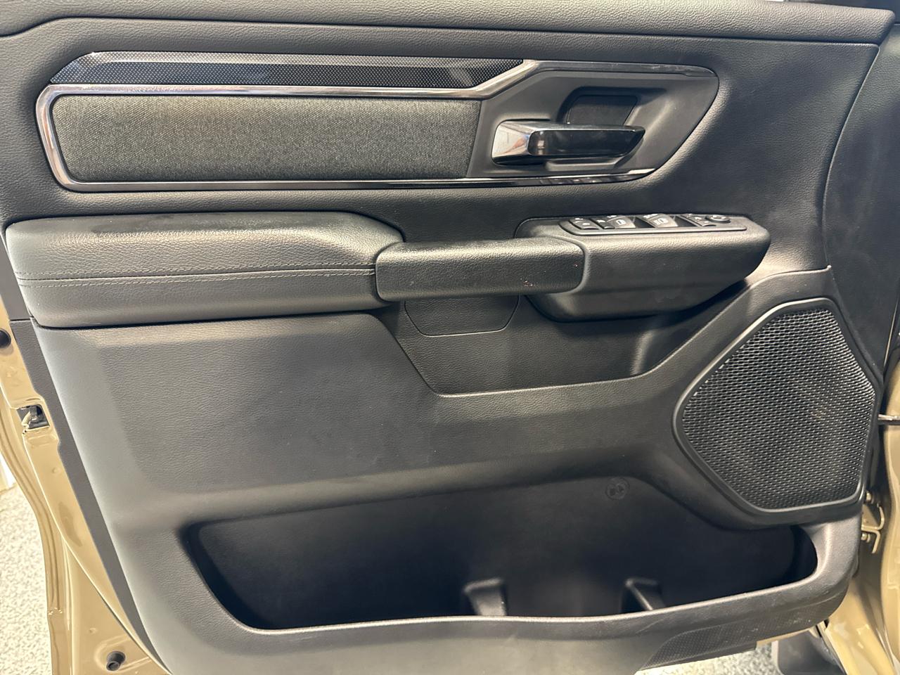RAM 1500 Big Horn 4x4 Crew Cab 5'7" Box 2020
