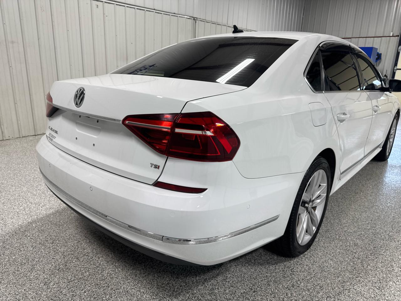 Volkswagen Passat 1.8T SEL Premium Auto 2017