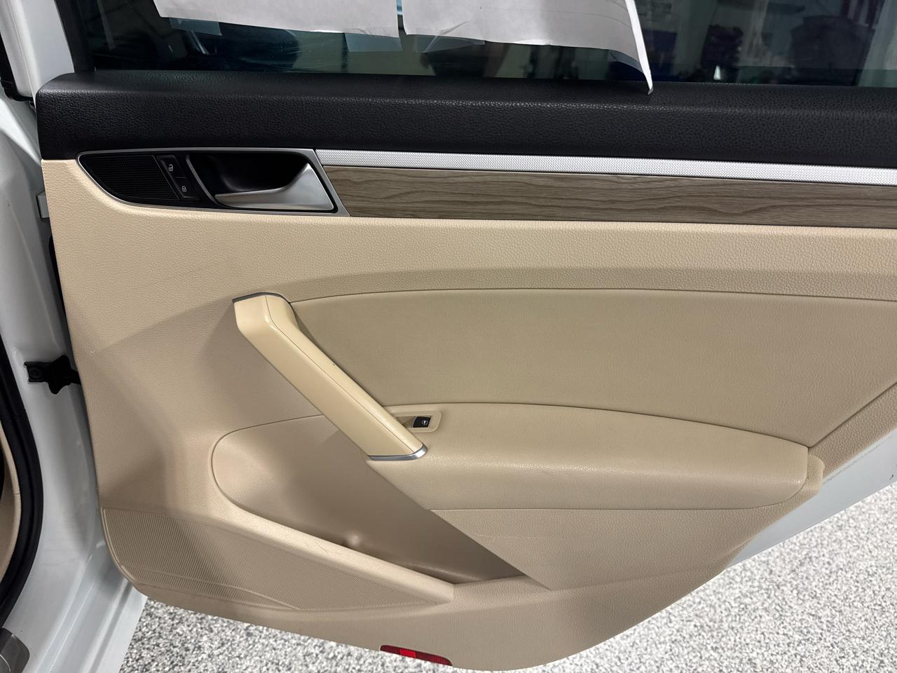 Volkswagen Passat 1.8T SEL Premium Auto 2017