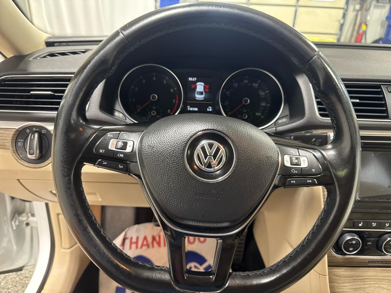 Volkswagen Passat 1.8T SEL Premium Auto 2017