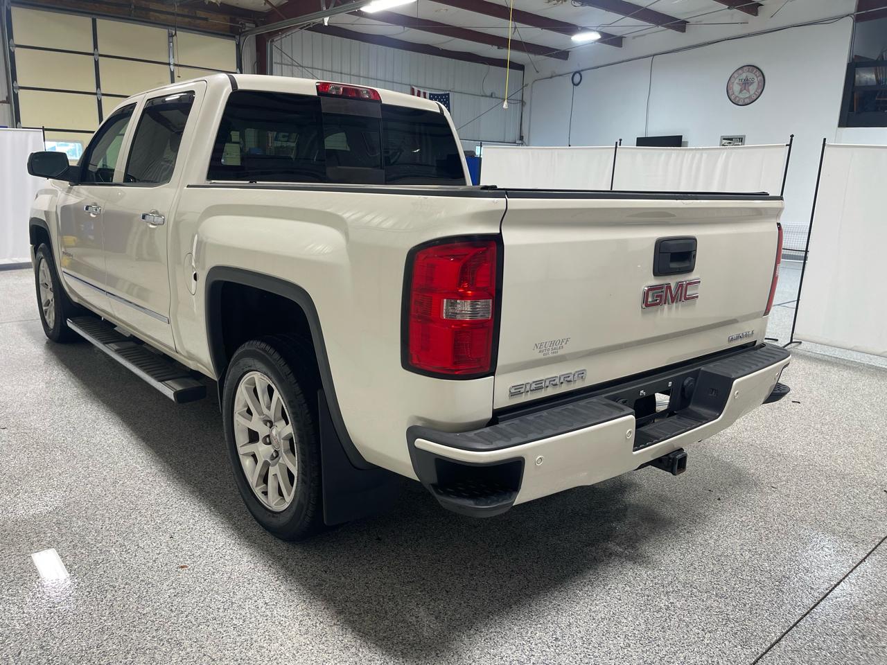 GMC Sierra 1500 4WD Crew Cab 143.5" Denali 2015