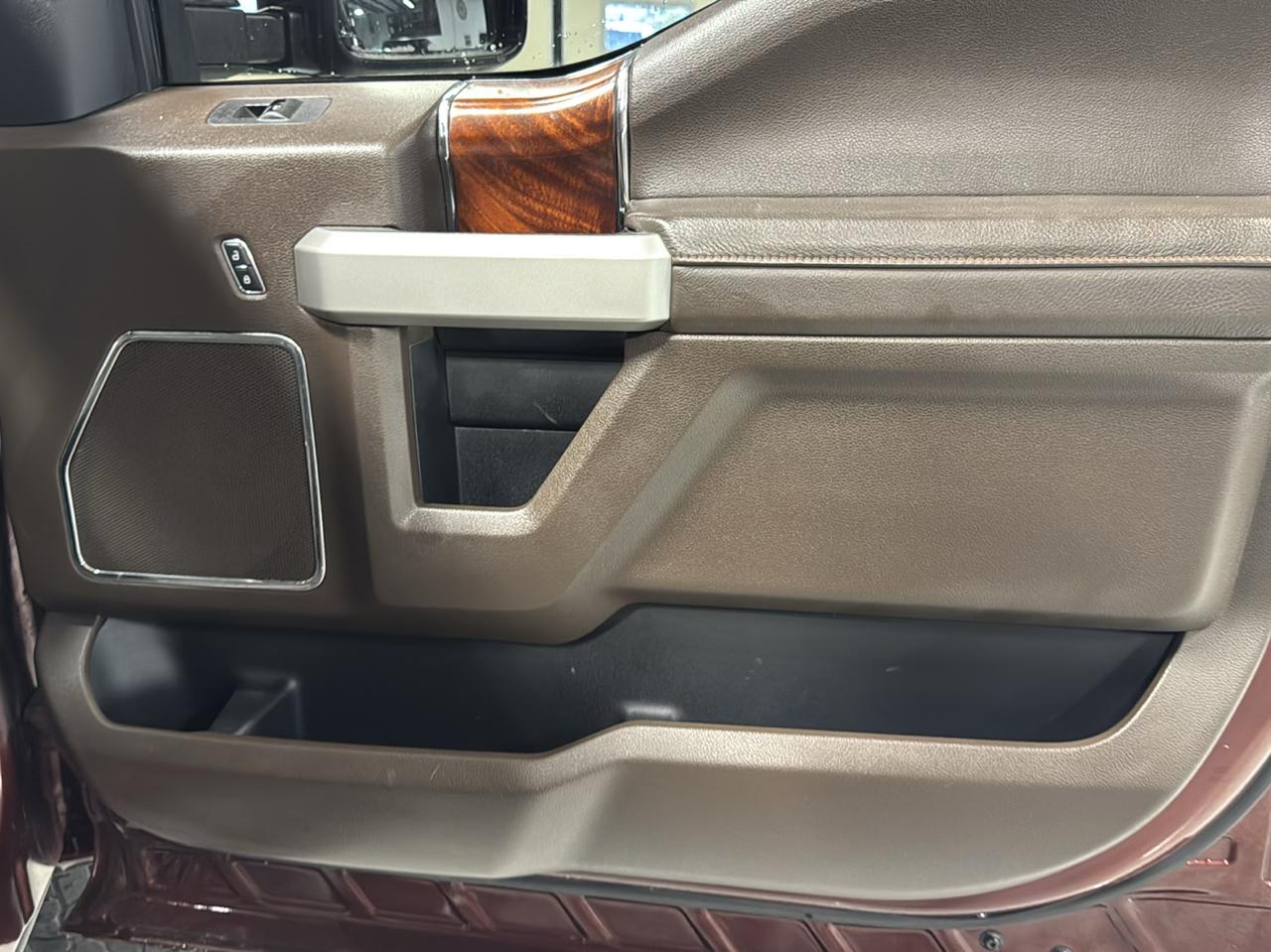 Ford Super Duty F-350 SRW King Ranch 4WD Crew Cab 8' Box 2017