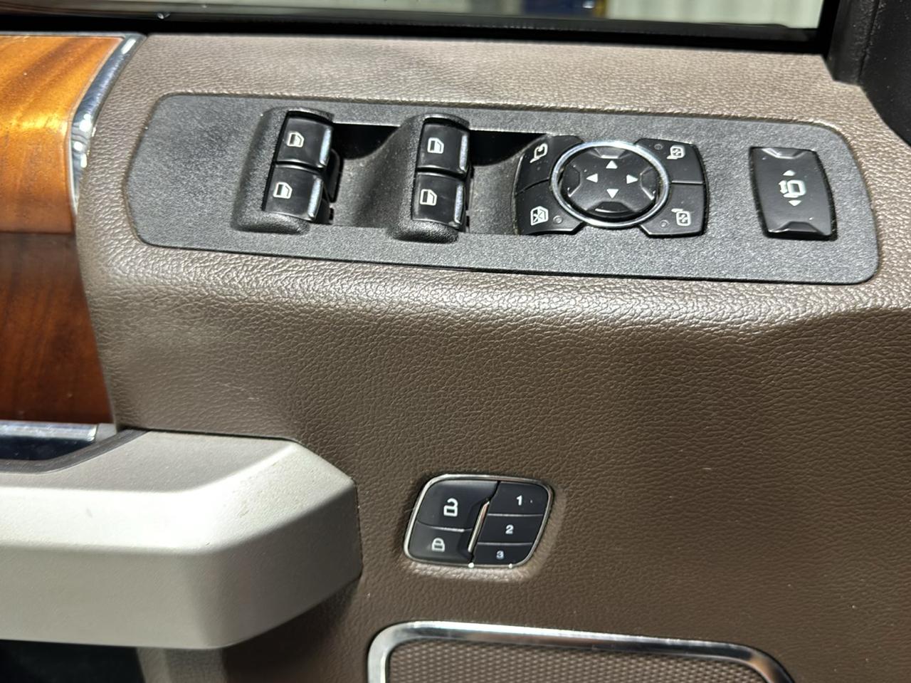 Ford Super Duty F-350 SRW King Ranch 4WD Crew Cab 8' Box 2017
