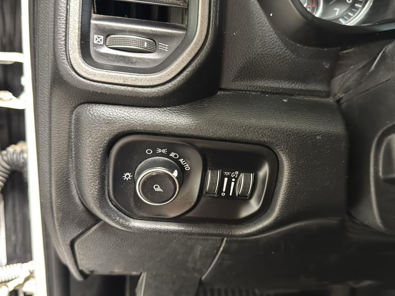 RAM 2500 Tradesman 4x4 Crew Cab 8' Box 2020