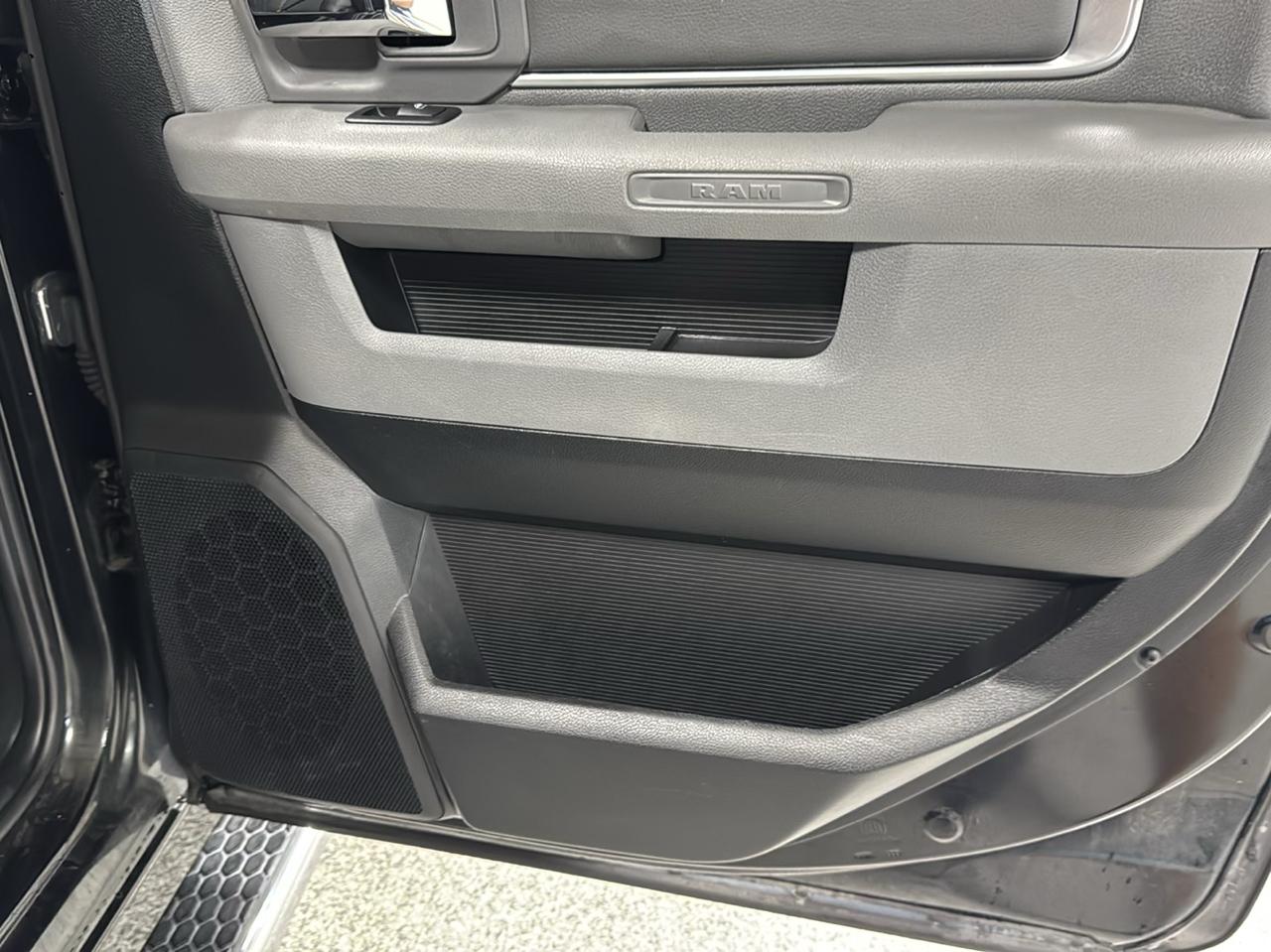 RAM 1500 Big Horn 4x4 Crew Cab 5'7" Box 2017