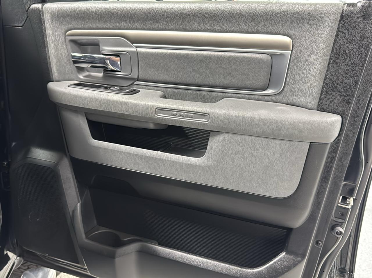 RAM 1500 Big Horn 4x4 Crew Cab 5'7" Box 2017