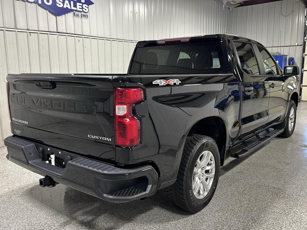 Chevrolet Silverado 1500 4WD Crew Cab 147" Custom 2022