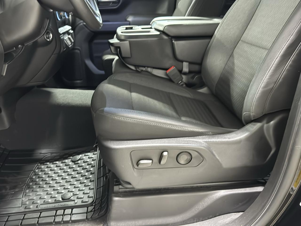 Chevrolet Silverado 1500 4WD Crew Cab 147" Custom 2022