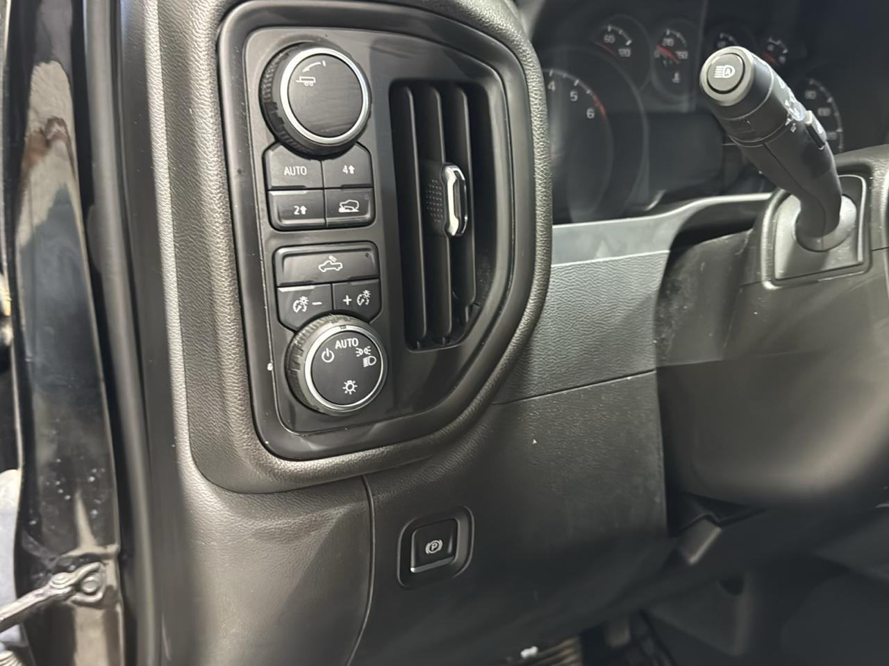 Chevrolet Silverado 1500 4WD Crew Cab 147" Custom 2022