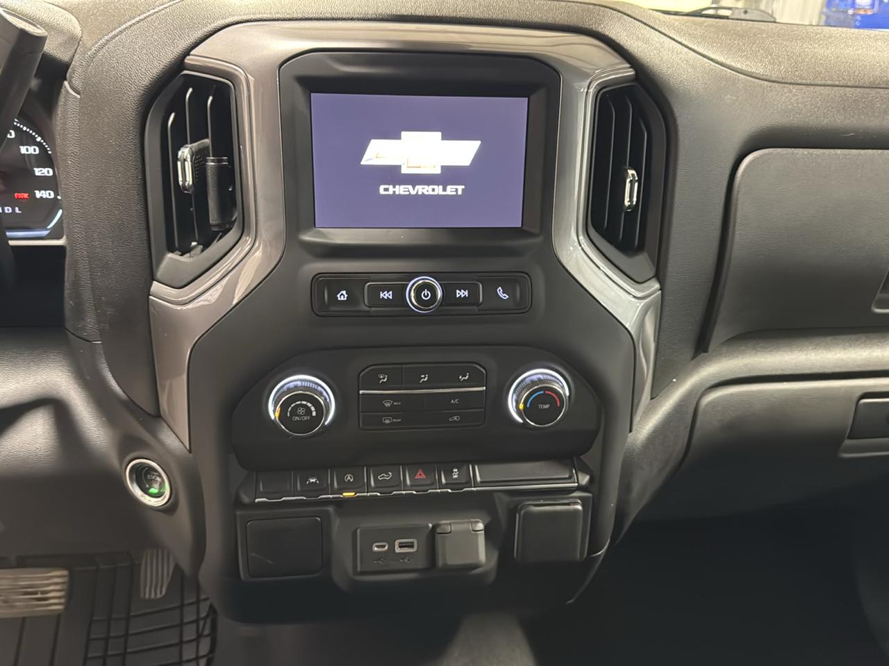 Chevrolet Silverado 1500 4WD Crew Cab 147" Custom 2022