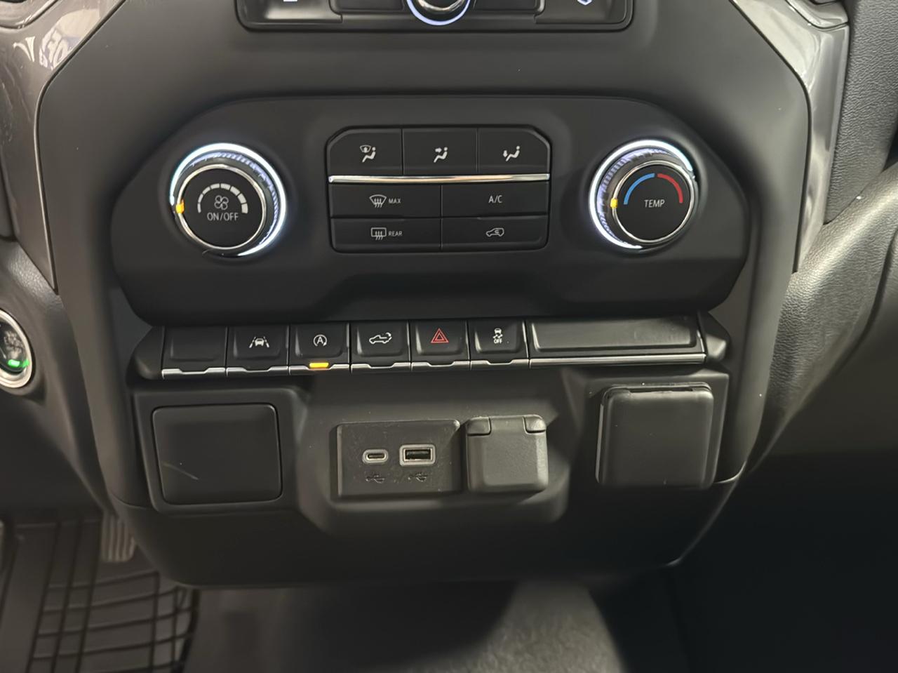 Chevrolet Silverado 1500 4WD Crew Cab 147" Custom 2022
