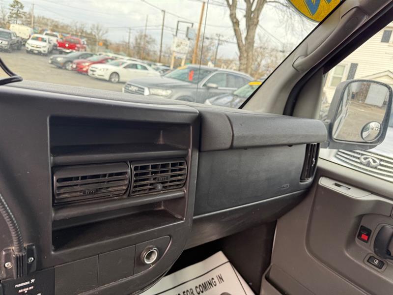 GMC Savana G3500 Cargo 2011