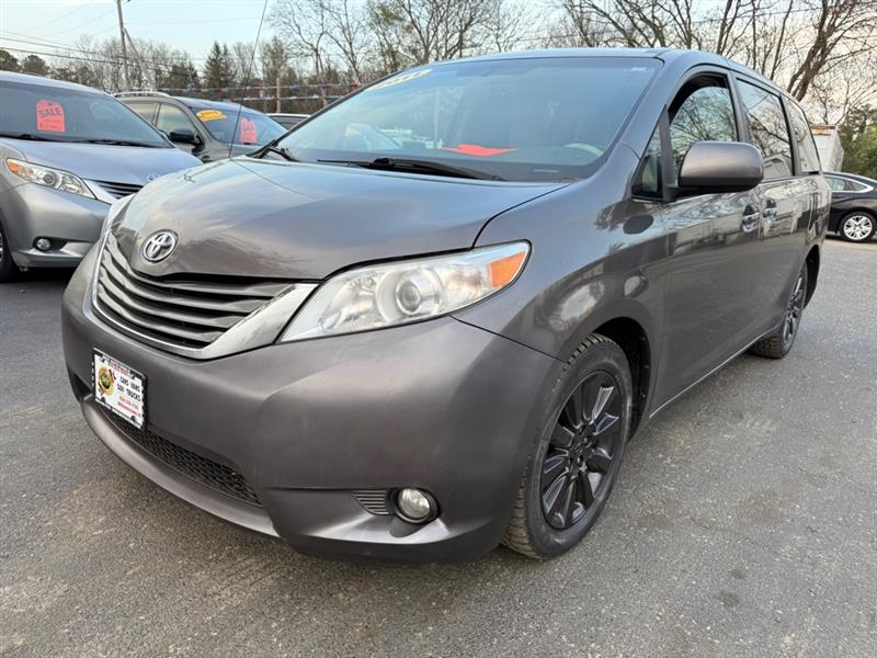 Toyota Sienna XLE AWD 7-Pass V6 2011